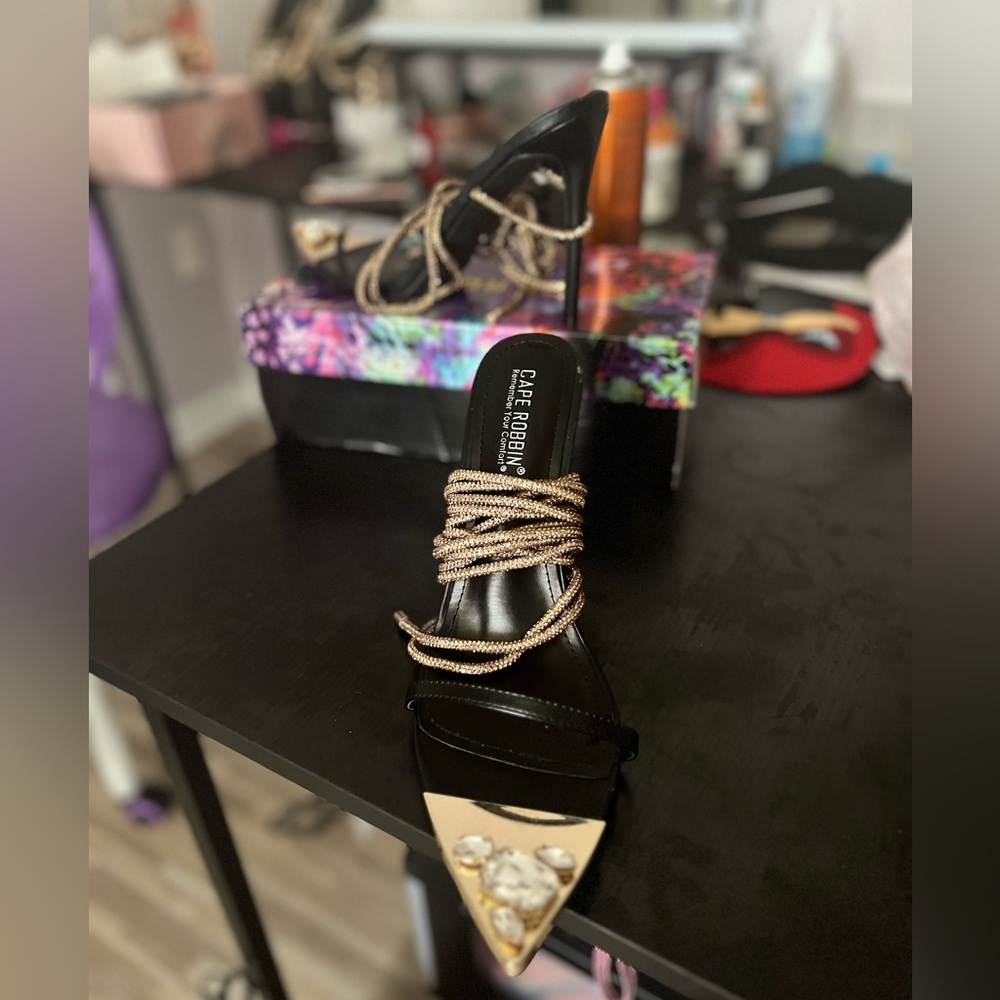 Cape Robins Size 10 Style: Phora Black